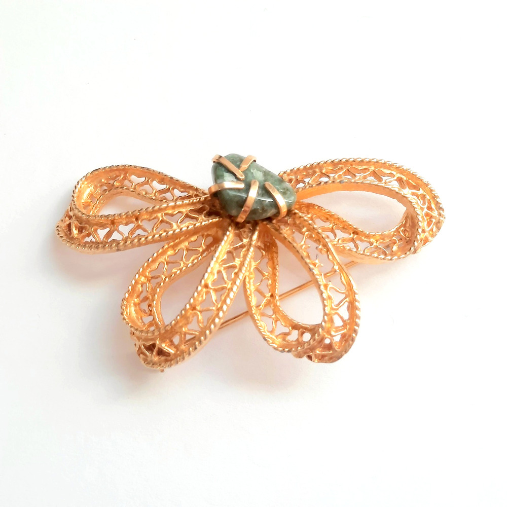 Vintage Ribbon Openwork Bow With Green Accent Stone Gold Tone Brooch Pin